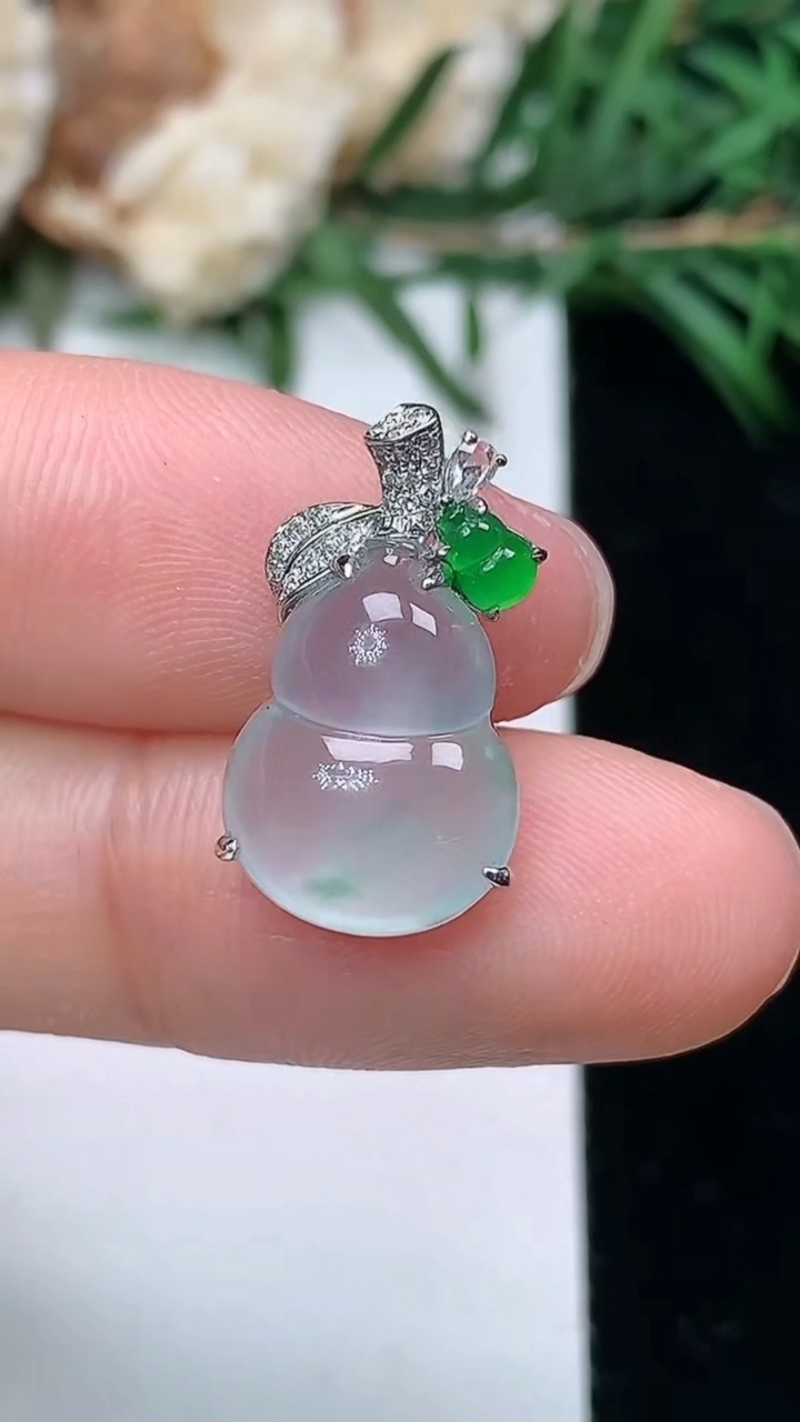 天然A货翡翠飘花葫芦吊坠，尺寸13.7-10.3-5.6，重量:1.71g
3月24日