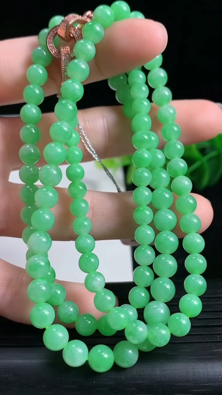 天然A货翡翠圆珠项链尺寸5.5-106颗重量:34.15g3月24日
工厂直销收藏佳品,种好水足，色泽均匀，有种有色，上手高大气！