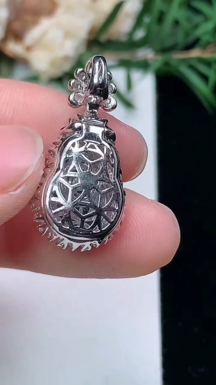 天然A货翡翠葫芦吊坠，尺寸25-12-10.4，裸石13-8.7，重量:3.66g
3月24日