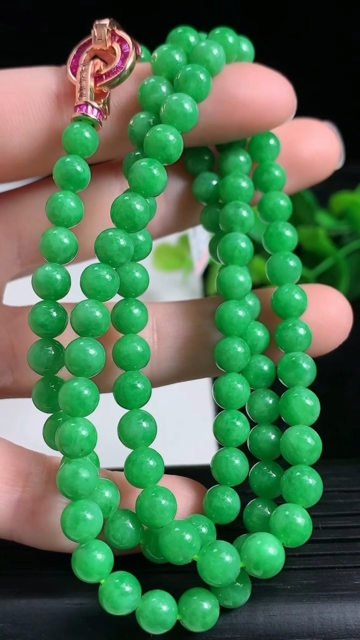天然A货翡翠圆珠项链尺寸5.5-98颗重量:34.28g
3月24日