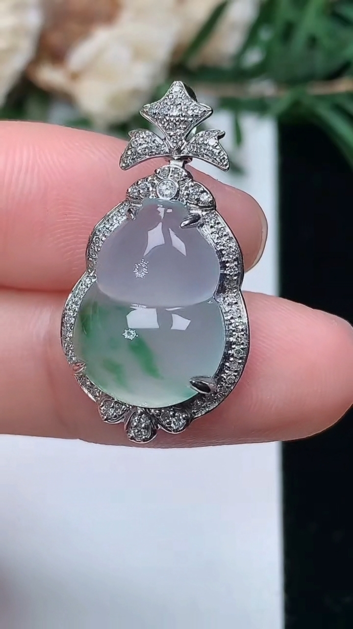 天然A货翡翠飘花葫芦吊坠，尺寸27.5-14.9-9.6，裸石15-11.6，重量:4.43g
3月24日