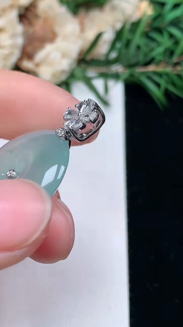 天然A货翡翠平安扣吊坠，尺寸22.7-5，重量:6.00g
3月24日