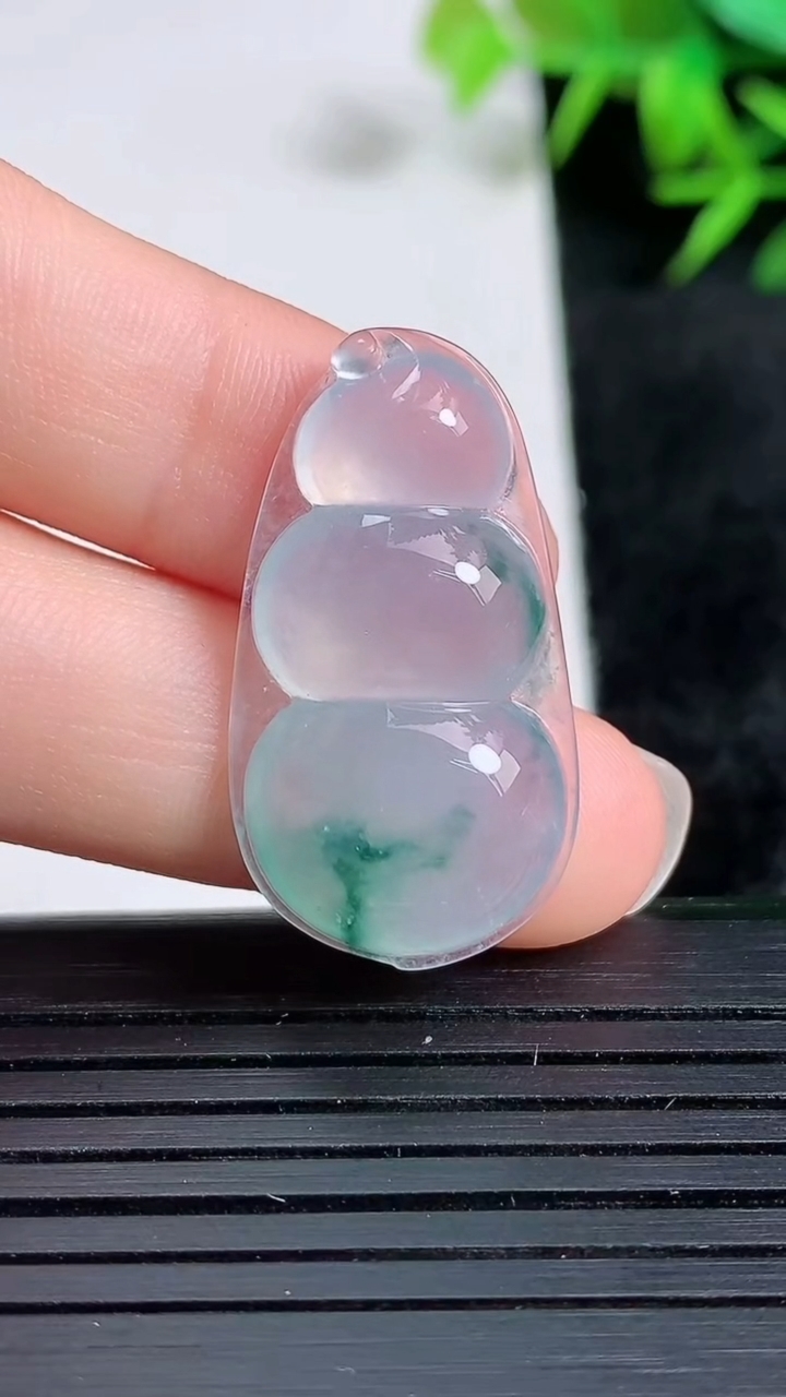 天然A货翡翠冰种飘花福豆吊坠尺寸29.2-15.9-5.8重量:4.57g
3月24日