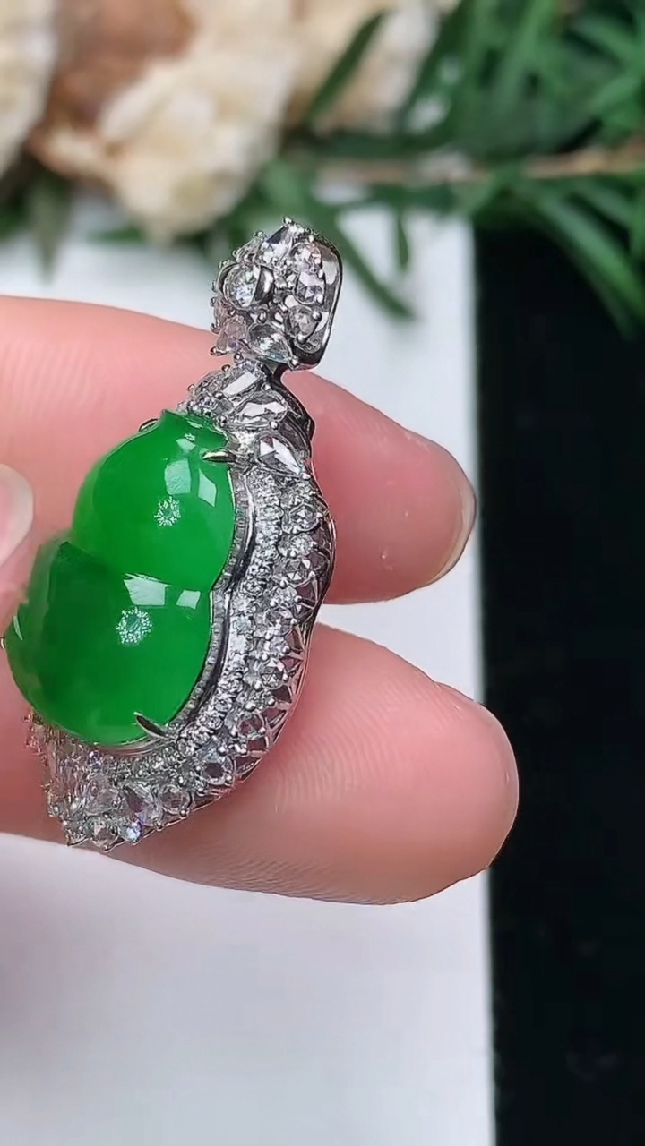 天然A货翡翠葫芦吊坠，尺寸29.7-15.6-10.5，裸石14.8-11，重量:4.49g
3月24日