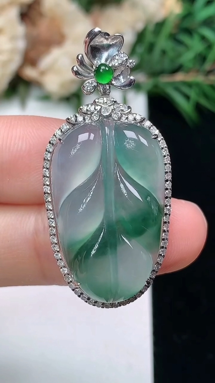 天然A货翡翠金枝玉叶 叶子吊坠，尺寸37.9-18-9，裸石24-15，重量:6.17g
3月24日