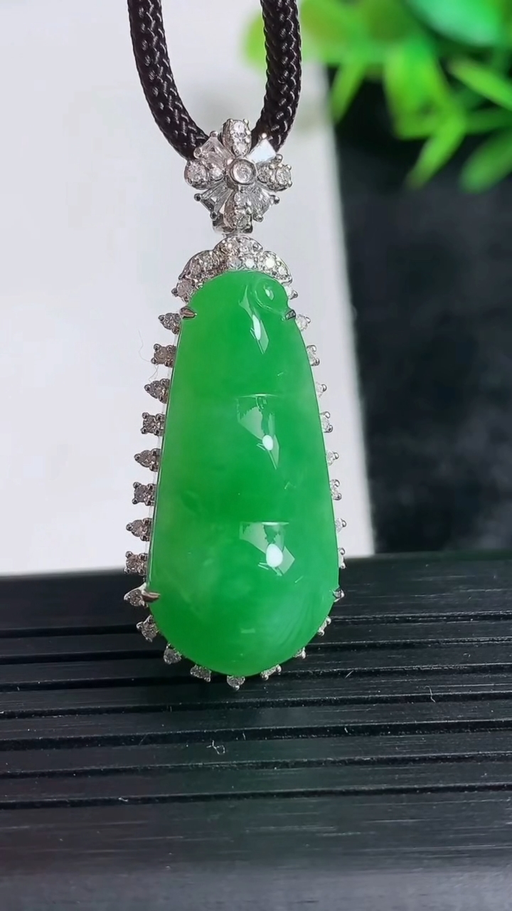 天然A货翡翠福豆吊坠尺寸38.5-15.2-12.5裸石26.6-12.6重量:5.20g
3月24日