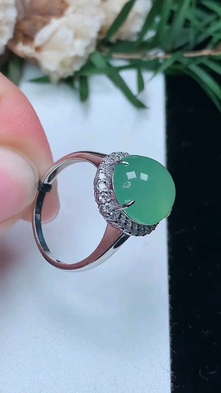 天然A货翡翠蛋面戒指，尺寸17-12.5-10.7，重量:4.23g
3月24日