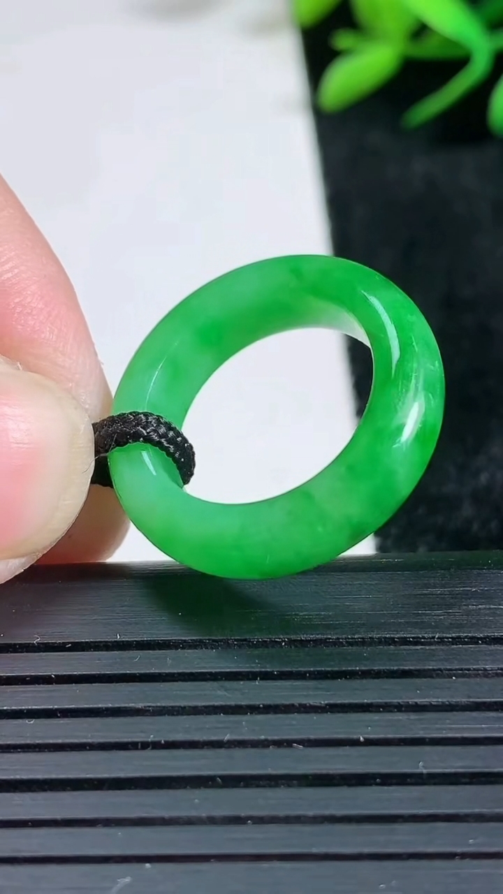 天然A货翡翠指环戒指尺寸16.4-5.3-3.9重量:4.01g2026年3月24日
工厂直销收藏佳品,种好水足，色泽均匀，有种有色，上手高大气！