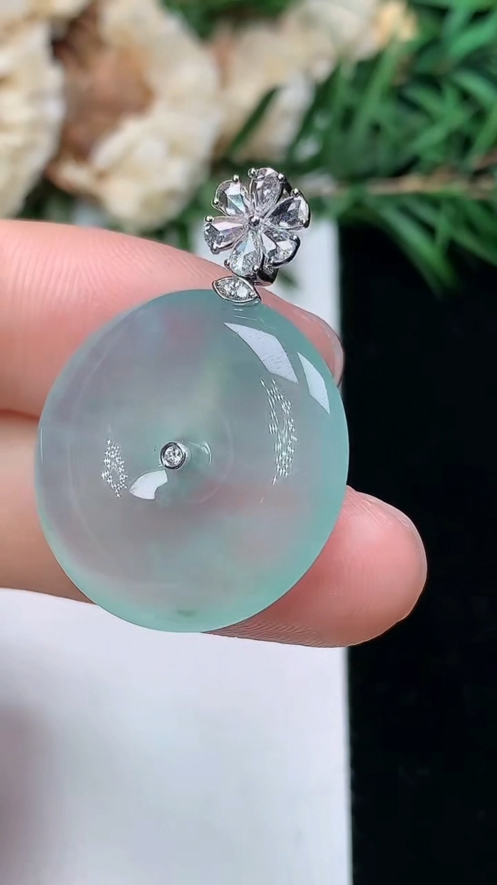 天然A货翡翠平安扣吊坠，尺寸22.7-5，重量:6.00g
3月24日