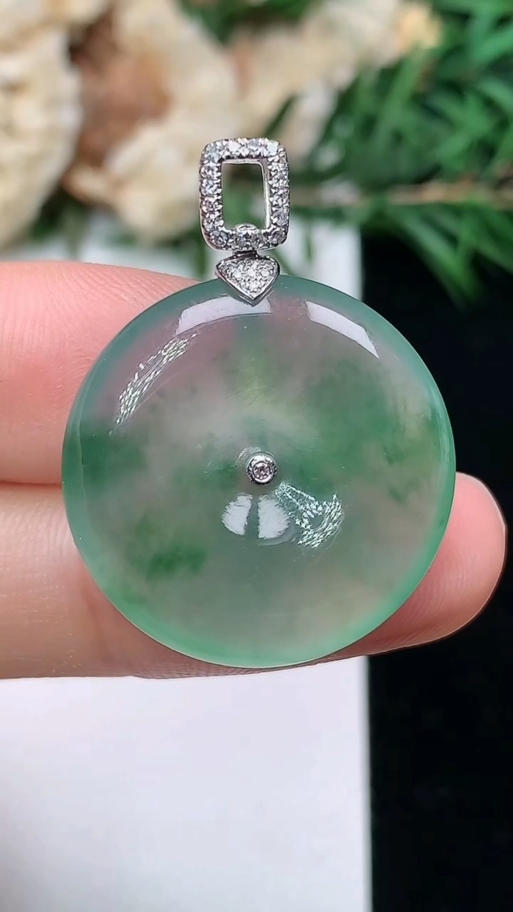 天然A货翡翠平安扣吊坠，尺寸22.3-4.9，重量:5.64g
3月24日