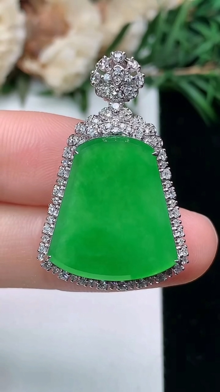 天然A货翡翠无事牌吊坠，尺寸31.3-20-10，裸石18.2-16，重量:6.00g
3月24日