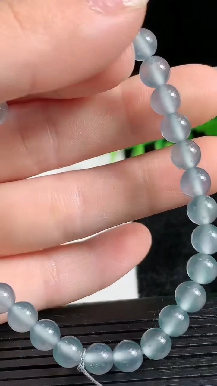 天然A货翡翠圆珠手串尺寸5.8-31颗重量:10.73g3月24日
工厂直销收藏佳品,种好水足，色泽均匀，有种有色，上手高大气！
