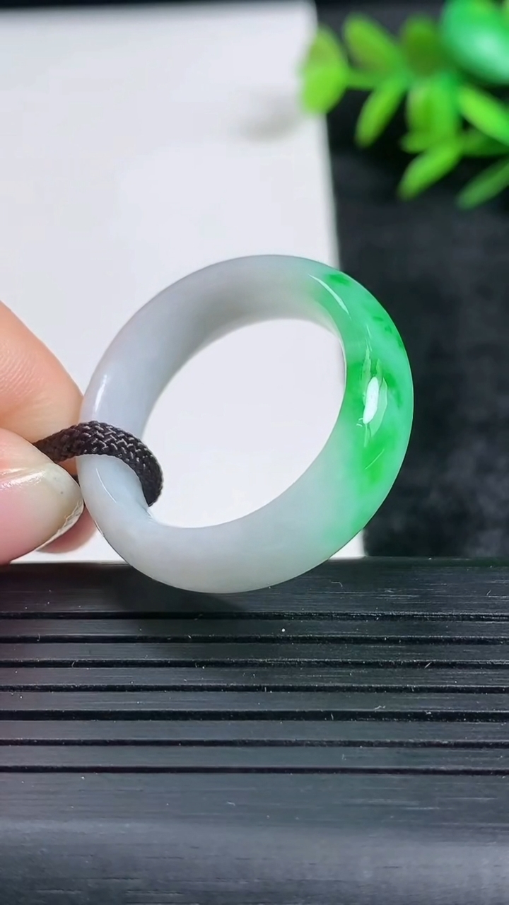 天然A货翡翠指环戒指尺寸21.2-8.5-4.3重量:7.44g2026年3月24日
工厂直销收藏佳品,种好水足，色泽均匀，有种有色，上手高大气！