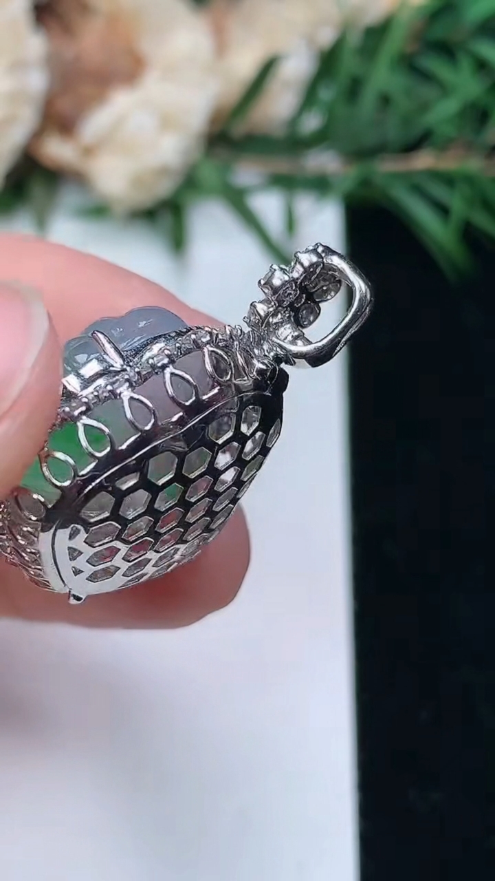 天然A货翡翠佛公吊坠，尺寸27.7-23.3-12.9，裸石13.9-20.4，重量:6.00g
3月24日