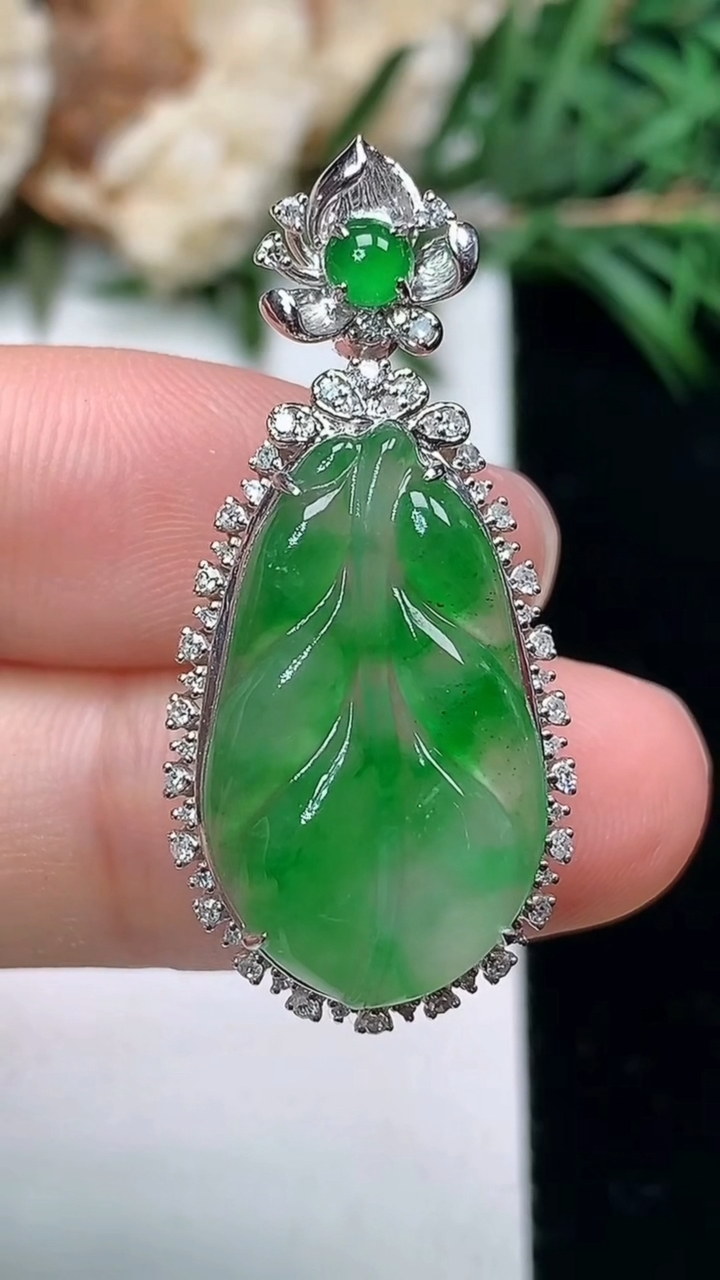 天然A货翡翠金枝玉叶 叶子吊坠，尺寸34-15.8-8.7，裸石21.5-12.9
3月24日，重量