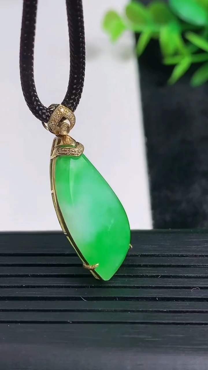 天然A货翡翠随形吊坠尺寸28.1-12.6-5.1重量:3.09g
3月24日