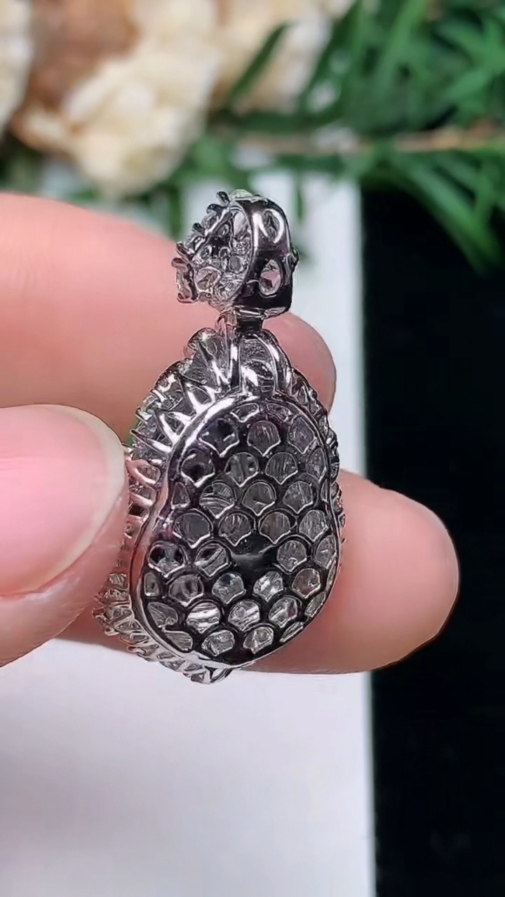 天然A货翡翠葫芦吊坠，尺寸26.8-15-11.8，裸石13.3-10.5
3月24日