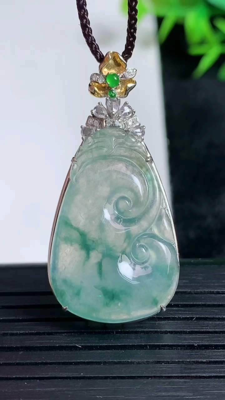 天然A货翡翠种飘花如意吊坠尺寸41.1-29.1-20-7.7重量:5.93g
3月24日