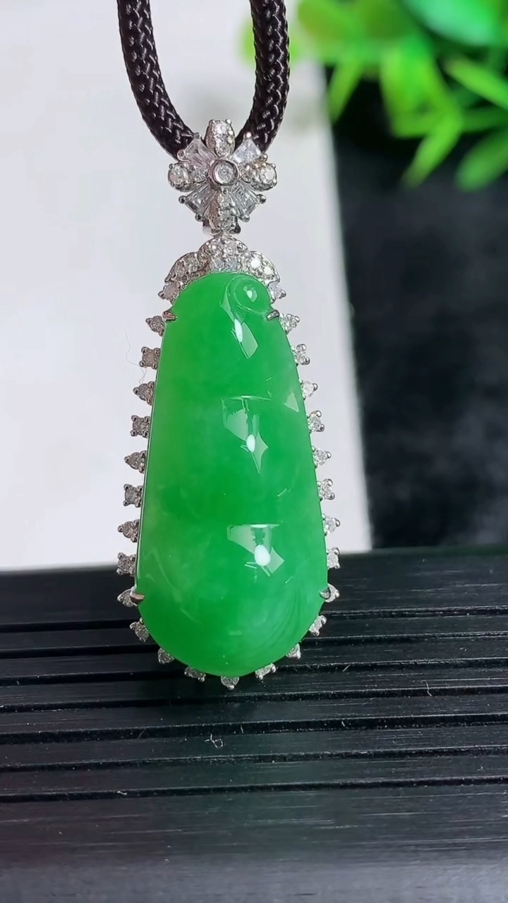 天然A货翡翠福豆吊坠尺寸38.5-15.2-12.5裸石26.6-12.6重量:5.20g
3月24