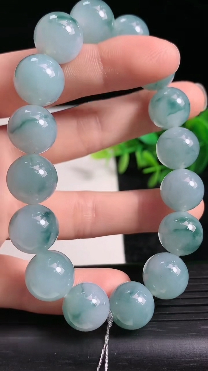 天然A货翡翠飘花圆珠手串尺寸12.4-16颗颗重量:52.96g3月24日
工厂直销收藏佳品,种好水足，色泽均匀，有种有色，上手高大气！