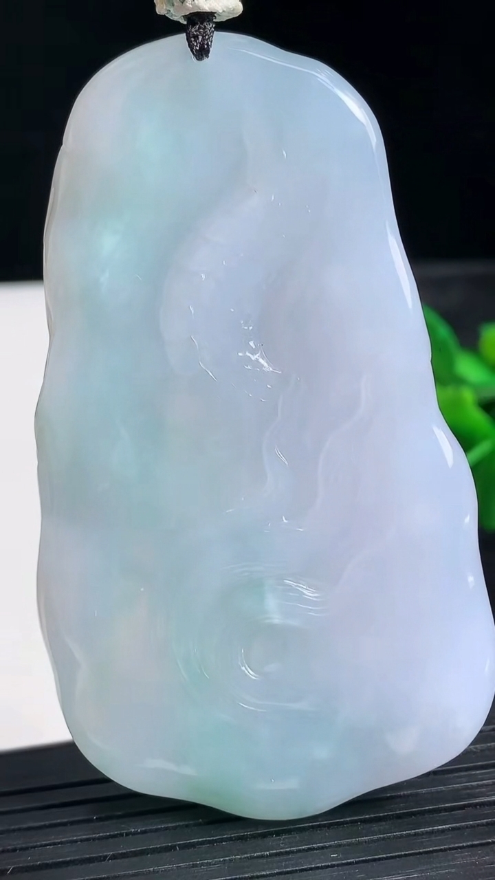 天然A货翡翠紫罗兰飘花龙牌吊坠尺寸76.6-43.3-11.3重量:78.18g
3月24日