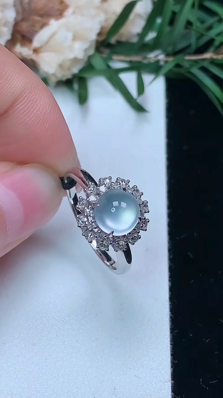 天然A货翡翠白冰蛋面戒指，尺寸17.2-7-6.8，重量:2.36g2026年3月24日
工厂直销收