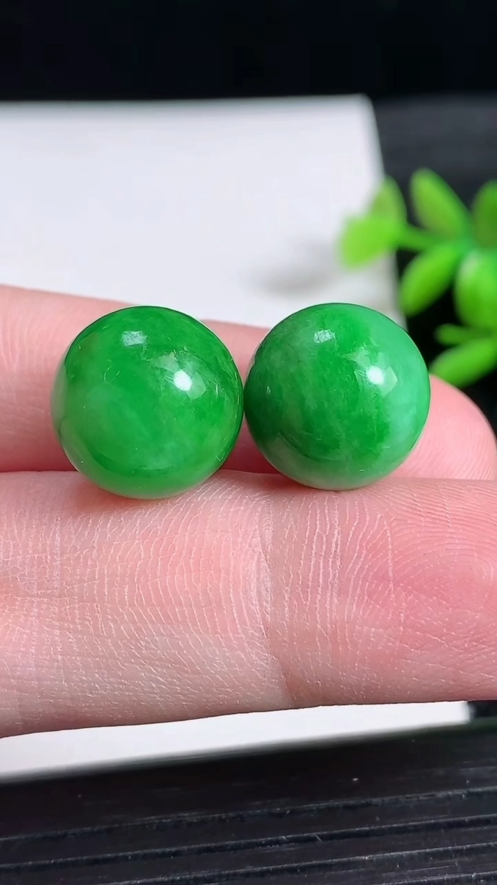 天然A货翡翠圆珠镶嵌件一对尺寸13.3重量:8.57g
3月24日