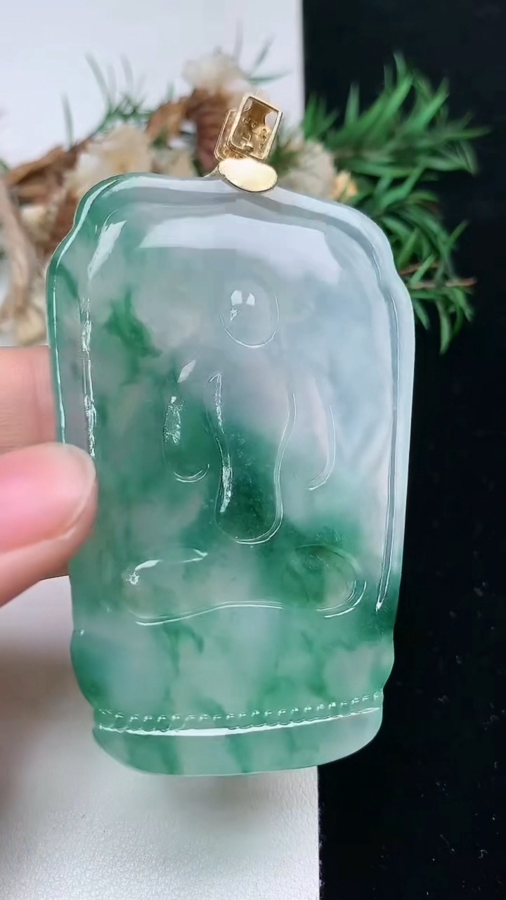 天然A货翡翠飘花千手观音吊坠，尺寸64.9-44-7，重量:41.33g
3月24日