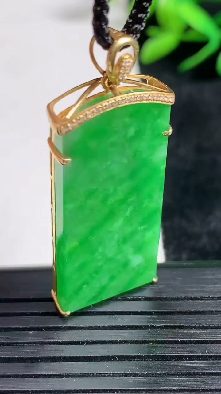 天然A货翡翠无事牌吊坠尺寸34.9-15-4.9重量:6.02g
3月24日