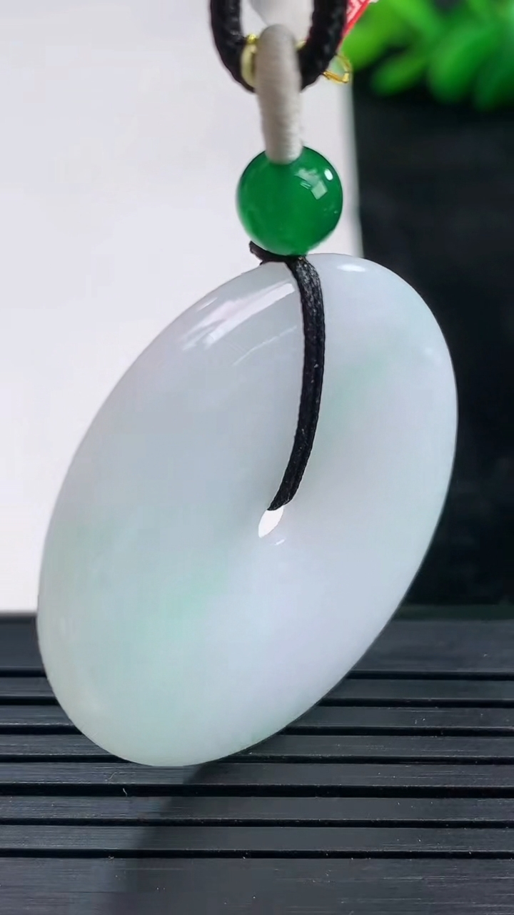 天然A货翡翠平安扣吊坠尺寸36.1-4.9重量:14.64g
3月24日