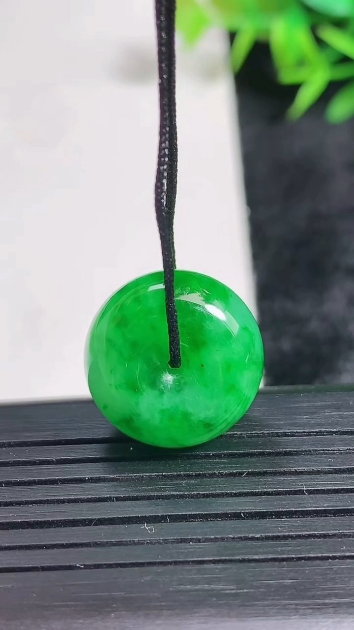 天然A货翡翠路路通吊坠尺寸17.3-9.9重量:6.33g
3月24日