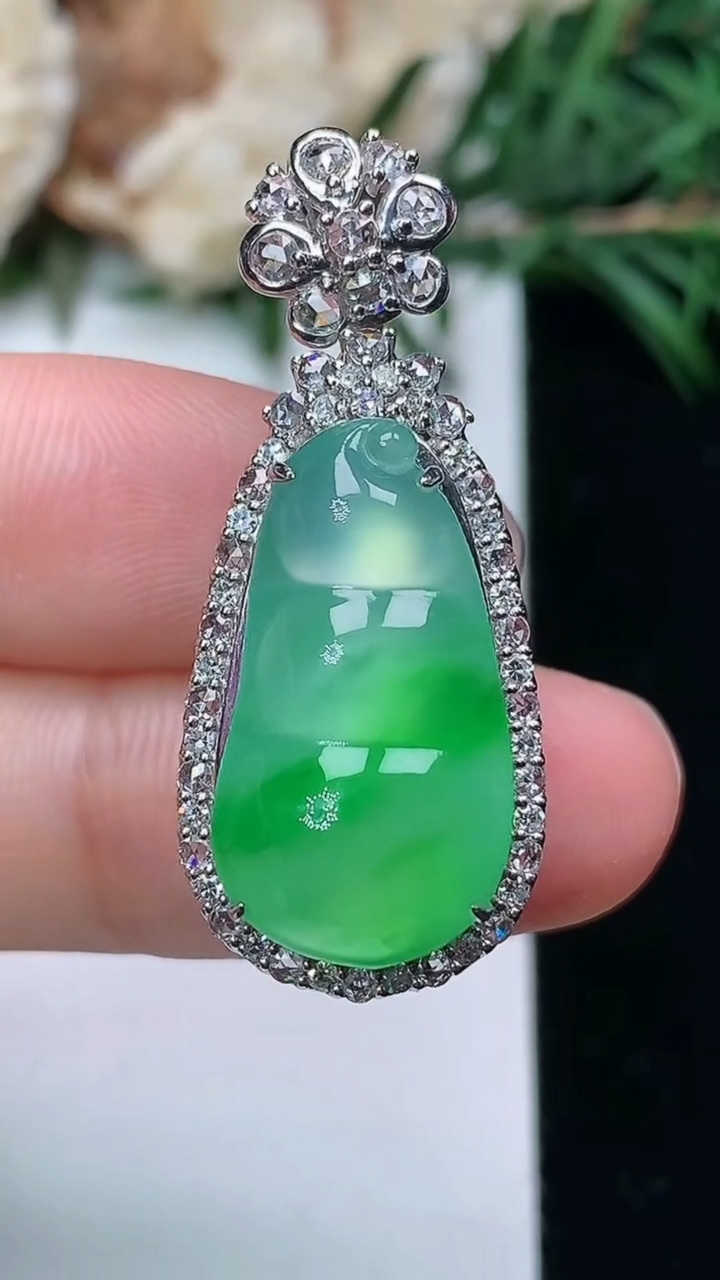 天然A货翡翠福豆吊坠，尺寸34-14.4-12.5
3月24日