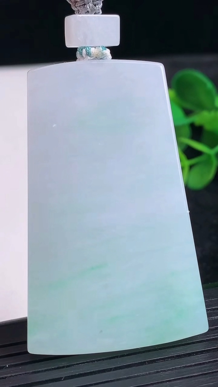 天然A货翡翠无事牌吊坠尺寸56.2-35.2-4.9重量:32.58g
3月24日