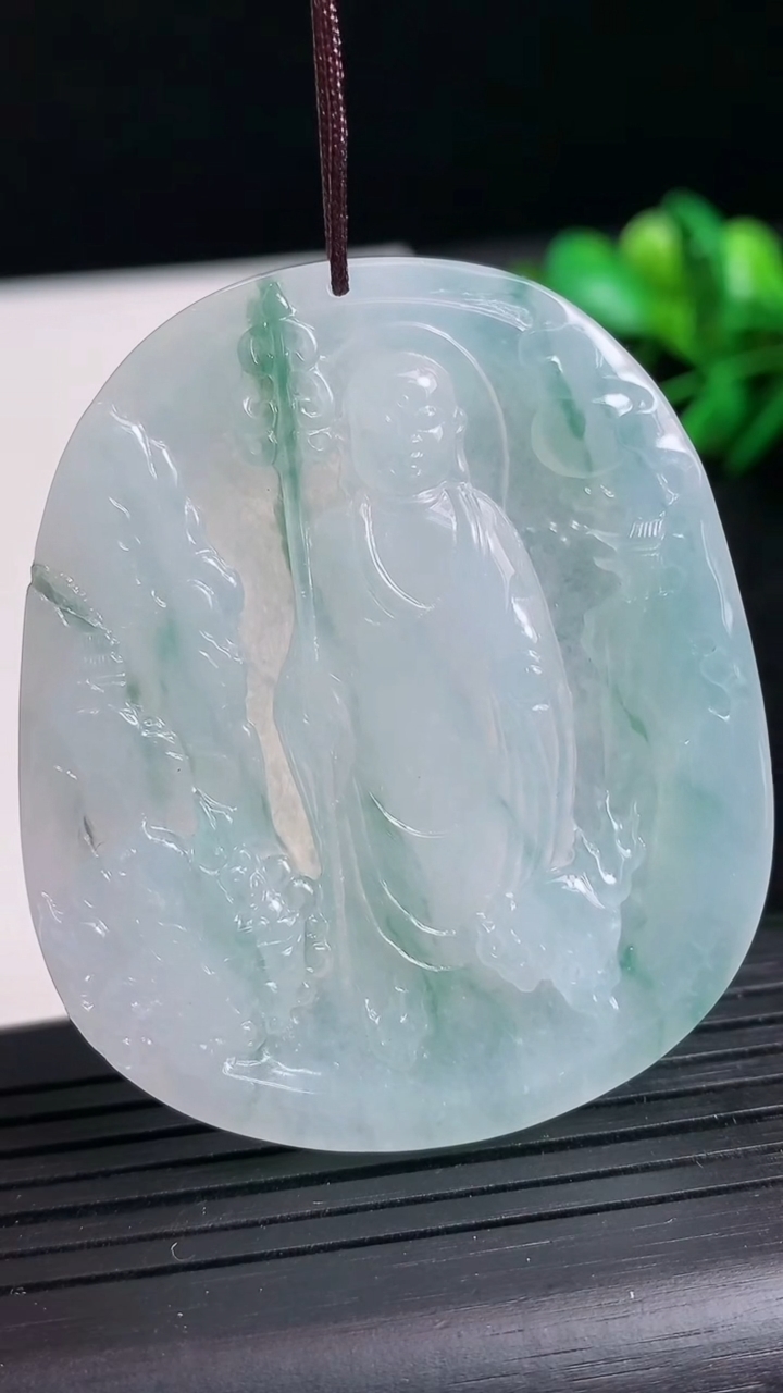 天然A货翡翠冰种飘花地藏王菩萨吊坠尺寸52.6-44.3-5.4重量:27.59g
3月24日