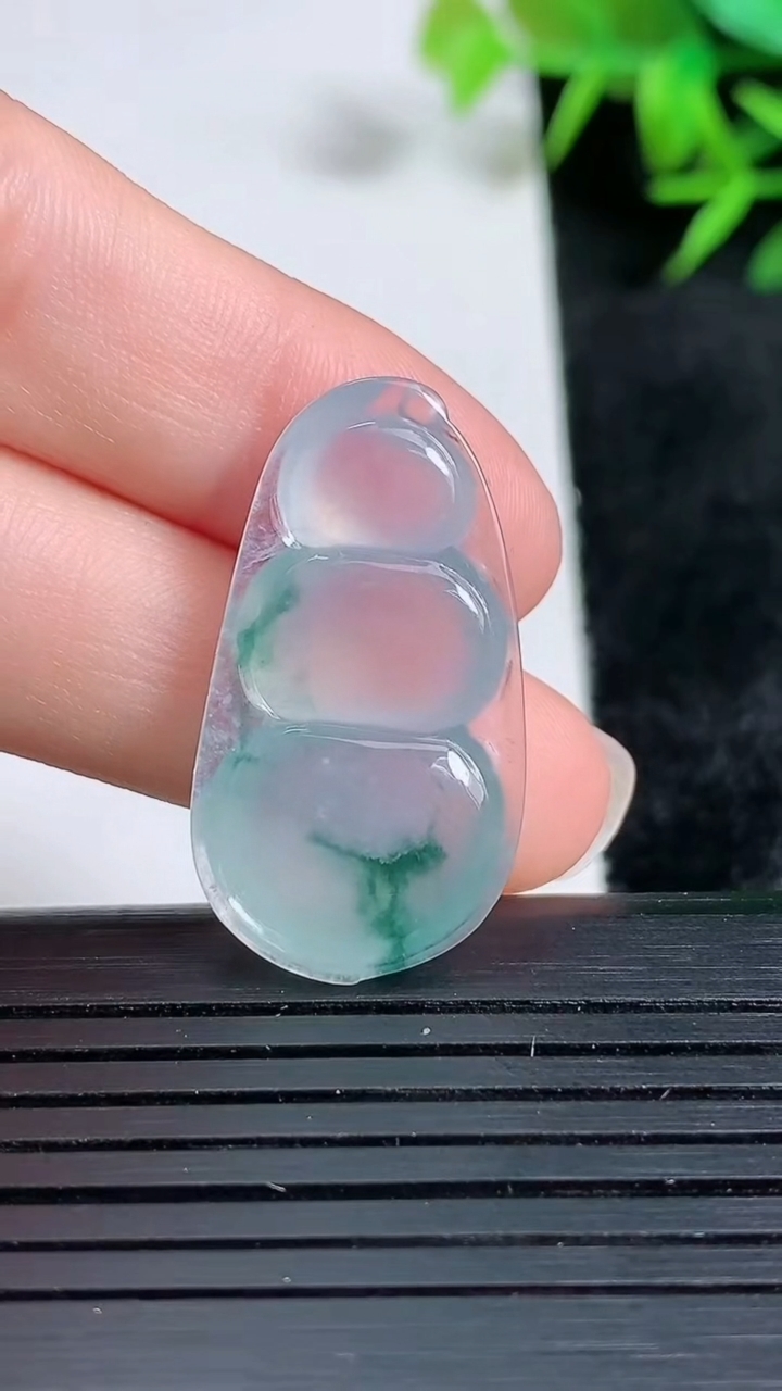 天然A货翡翠冰种飘花福豆吊坠尺寸29.2-15.9-5.8重量:4.57g
3月24日