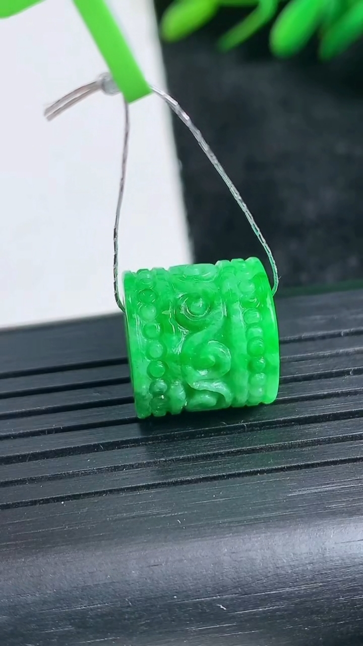 天然A货翡翠雕花路路通吊坠尺寸13.6-12.9重量:3.46g
3月24日