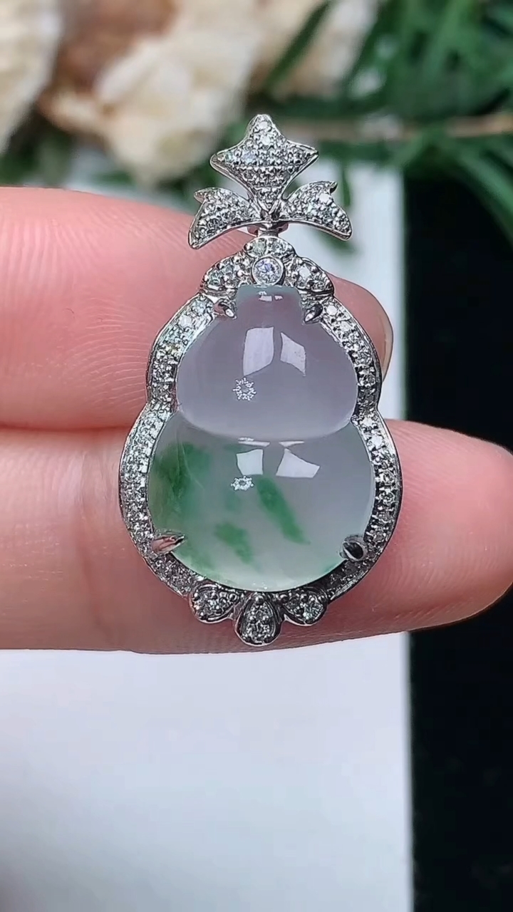 天然A货翡翠飘花葫芦吊坠，尺寸27.5-14.9-9.6，裸石15-11.6，重量:4.43g
3月