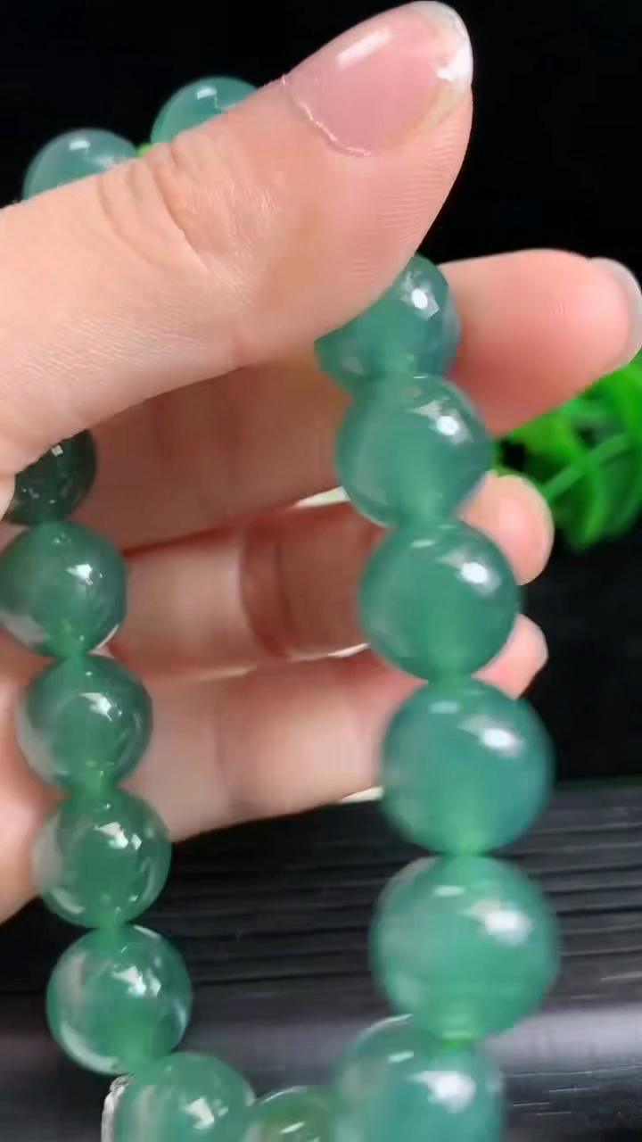 天然A货翡翠圆珠手串尺寸11.7-17颗重量:48.39g3月24日
工厂直销收藏佳品,种好水足，色泽均匀，有种有色，上手高大气！