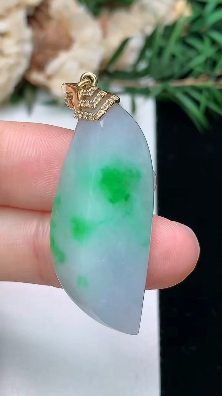 天然A货翡翠随形吊坠，尺寸36.2-15.4-10，重量:9.04g
3月24日