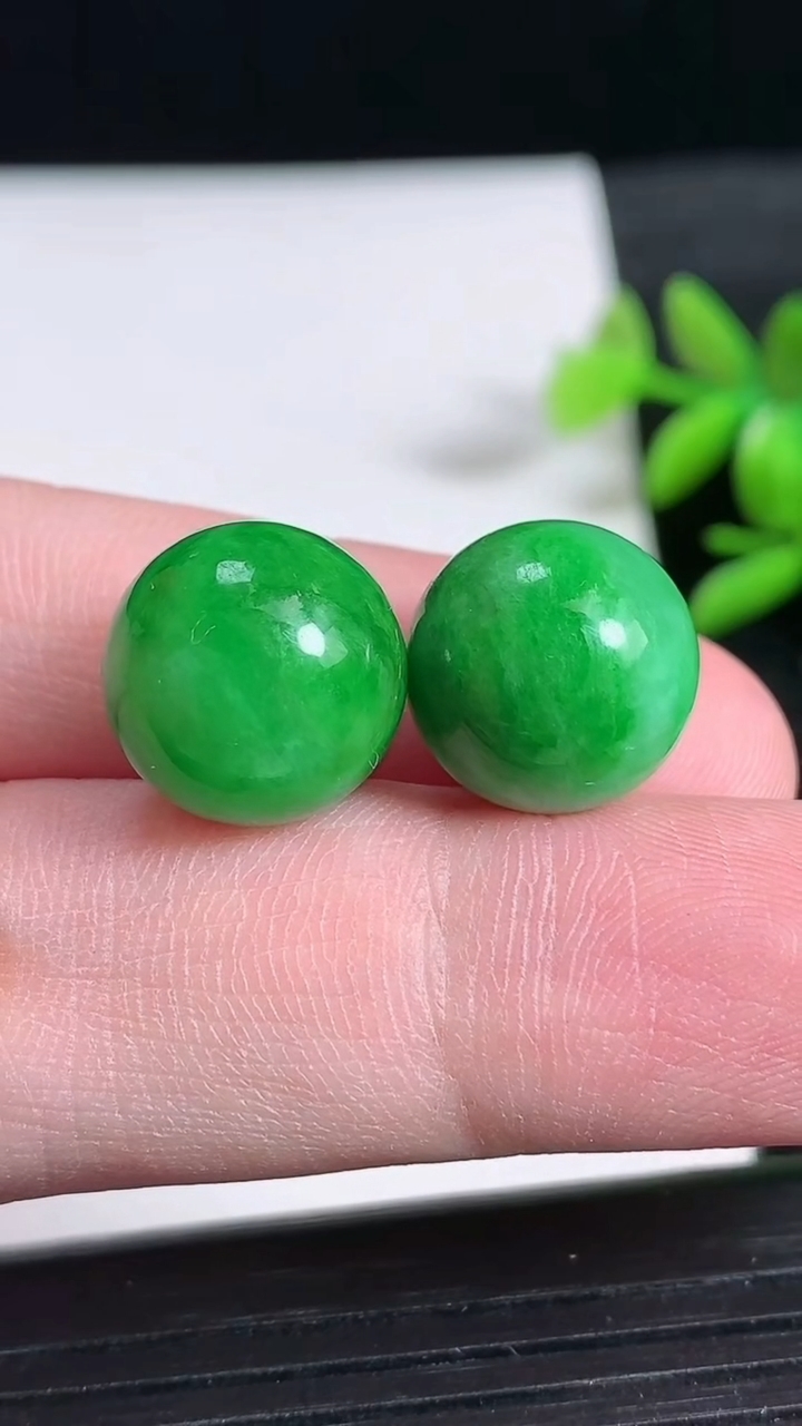 天然A货翡翠圆珠镶嵌件一对尺寸13.3重量:8.57g
3月24日