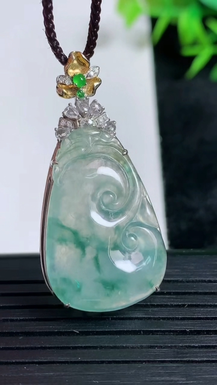 天然A货翡翠种飘花如意吊坠尺寸41.1-29.1-20-7.7重量:5.93g
3月24日