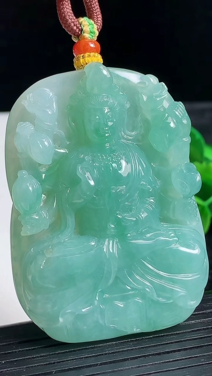 天然A货翡翠千手观音吊坠尺寸59.6-44.5-11.8重量:65.89g
3月24日