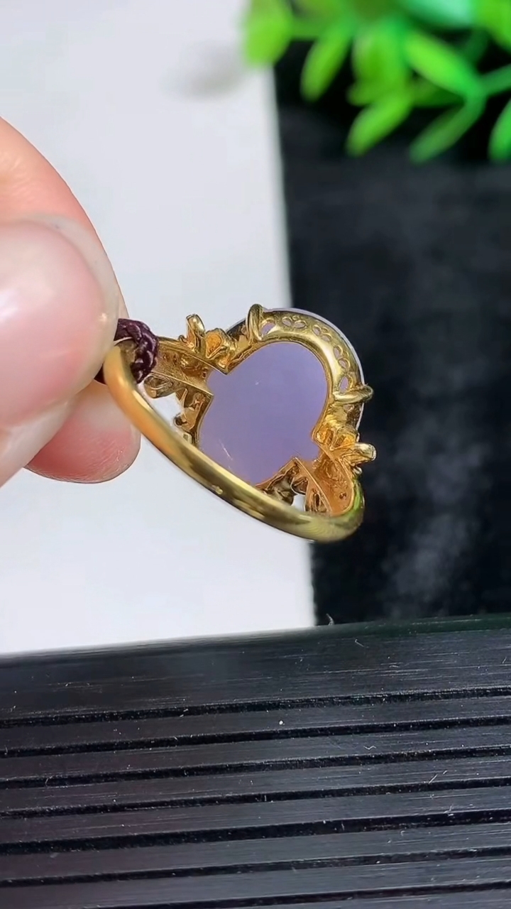 天然A货翡翠18K金紫罗兰蛋面戒指尺寸17.6-15-12.5重量:4.93g2026年3月24日
工厂直销收藏佳品,种好水足，色泽均匀，有种有色，上手高大气！