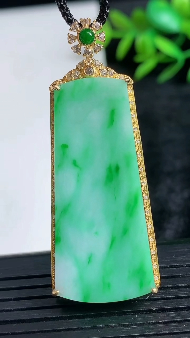 天然A货翡翠无事牌吊坠尺寸53.1-20.4-7.6裸石40.4-18.2重量:8.46g
3月24