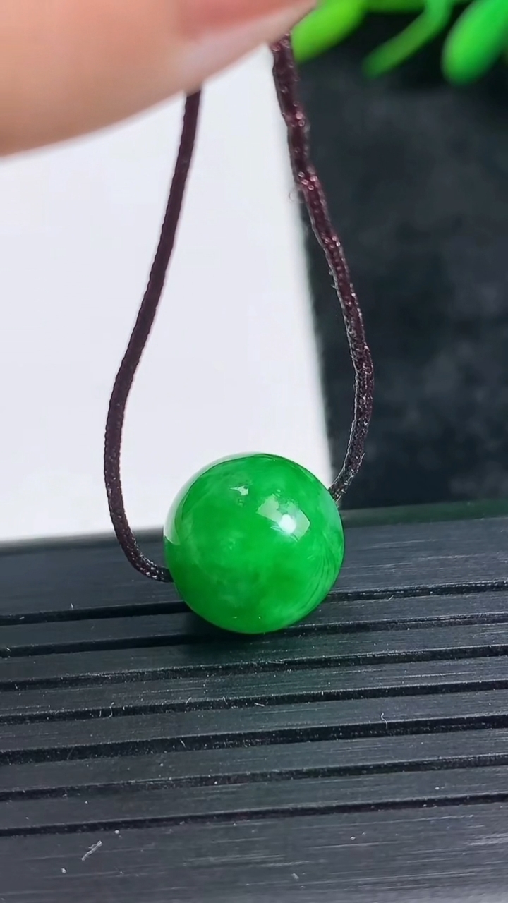天然A货翡翠圆珠吊坠尺寸11.3重量:2.59g3月24日
工厂直销收藏佳品,种好水足，色泽均匀，有种有色，上手高大气！
