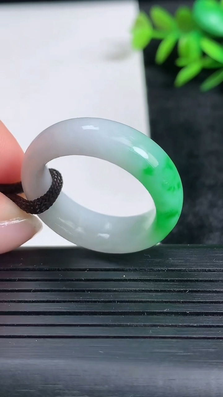 天然A货翡翠指环戒指尺寸21.2-8.5-4.3重量:7.44g2026年3月24日
工厂直销收藏佳品,种好水足，色泽均匀，有种有色，上手高大气！