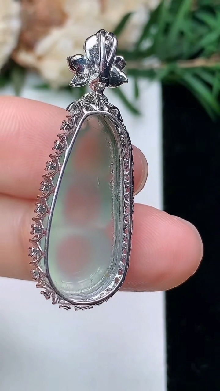 天然A货翡翠福豆吊坠，尺寸36.2-13.5-10.7，裸石24.6-10.7，重量:4.41g
3月24日