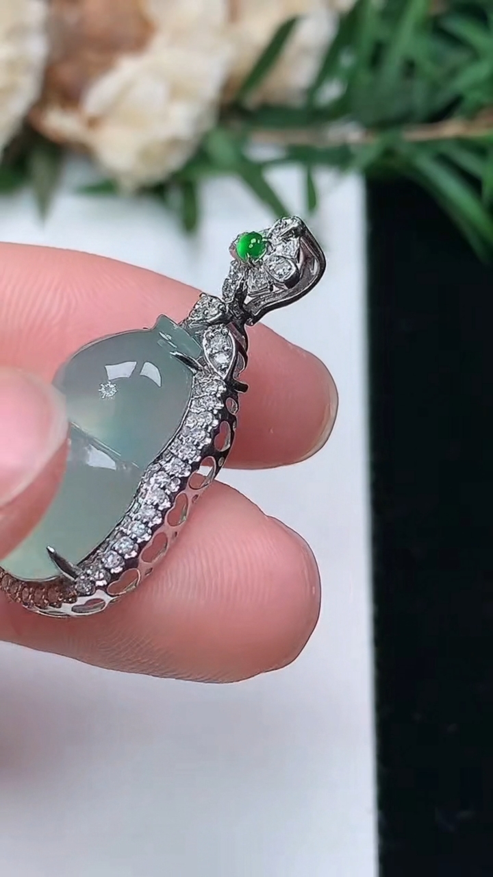 天然A货翡翠葫芦吊坠，尺寸28.5-14.4-9.6，裸石17.7-11.7，重量:3.79g
3月24日