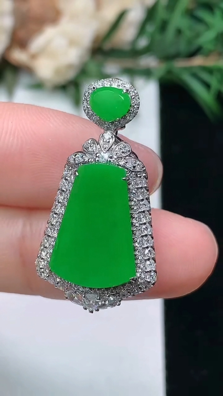 天然A货翡翠无事牌吊坠，尺寸28.5-14.9-9.4，裸石14.5-9.9，重量:3.55g
3月24日