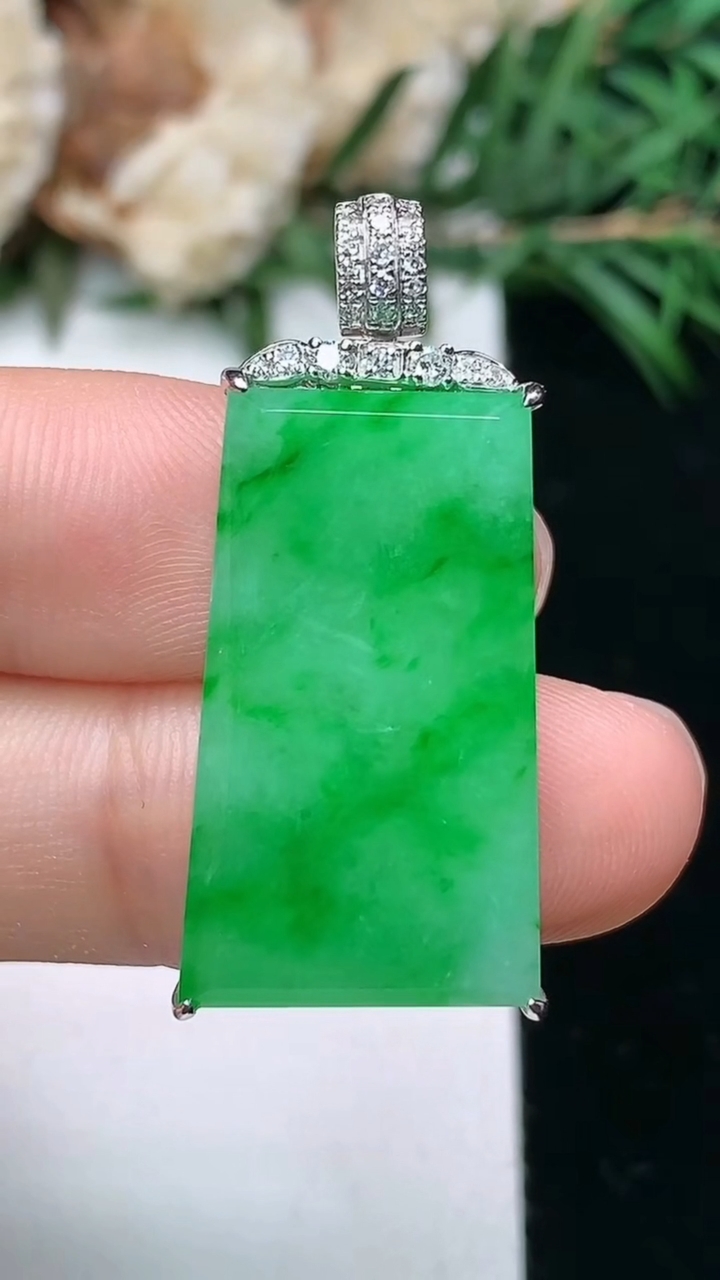 天然A货翡翠无事牌吊坠，尺寸24-14-5.7，重量:4.90g
3月24日